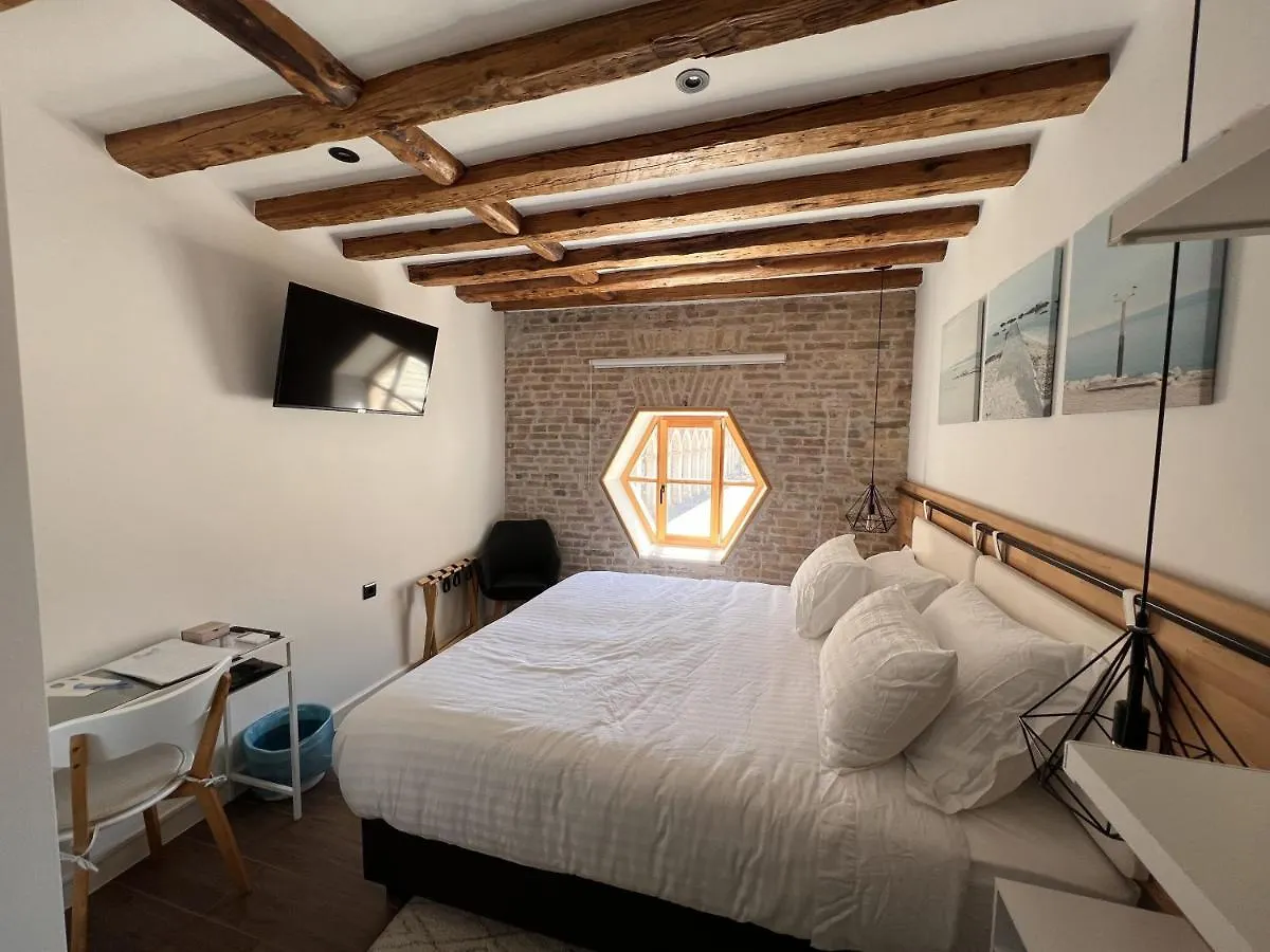 On The Square Suites Split