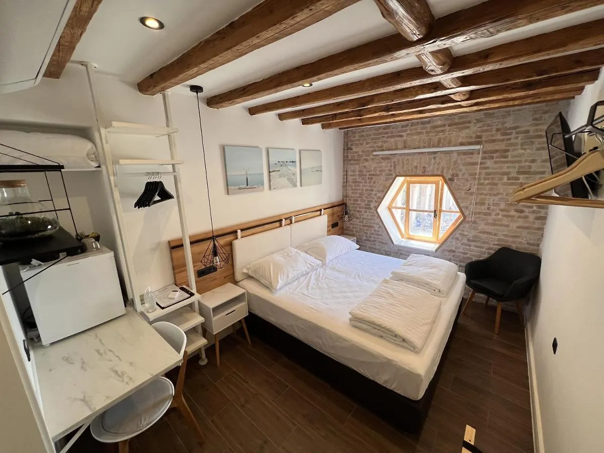 On The Square Suites Σπλιτ