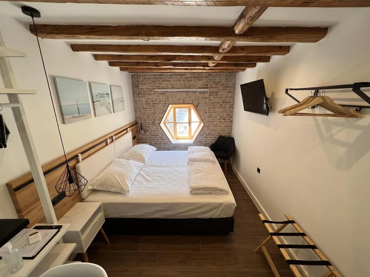 On The Square Suites Σπλιτ