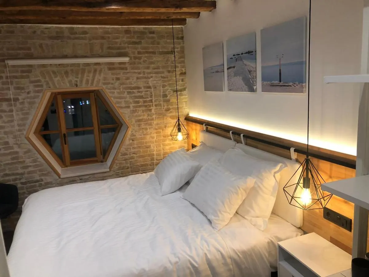 On The Square Suites Split 0*,